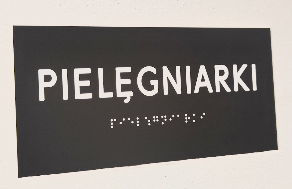 Zdjęcie tabliczki w brajlu