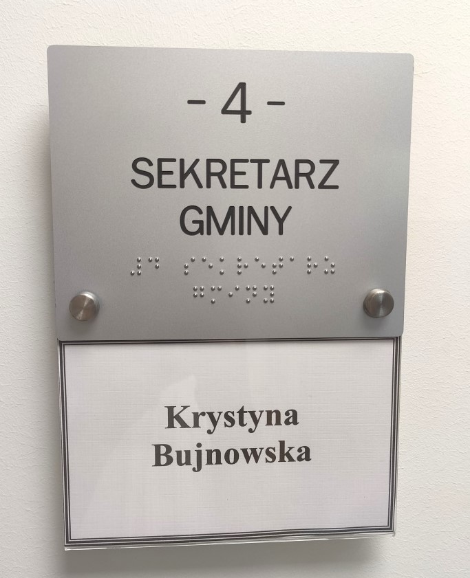 Tabliczka z napisem w brajlu Sekretarz Gminy